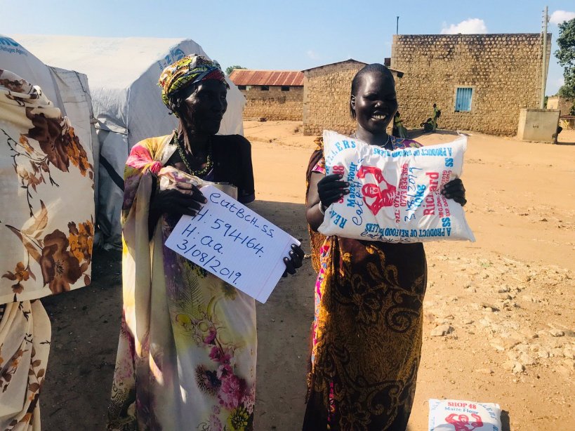 eatBCH_SS's tweet photo. A woman smile ☺ after she received her 10kg ratio of maize flour purchased through microdonation from the BCH community around the world. Thanks so much for your generosity. 
#bch4everyone #BCH #pingapenny https://t.co/APbcaPnfSq