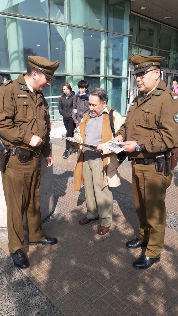 comisaria_21's tweet photo. #Estacióncentral Oficina Micc. 21° Comisaría @Carabdechile  Realiza campaña preventiva "CUIDA TUS COSAS", haciendo entrega de recomendaciones de seguridad a transeúntes en eje comercial Alameda #LaPrevencionEsNuestraEsencia  #OrdenyPatria https://t.co/hRTVWb3Sj4