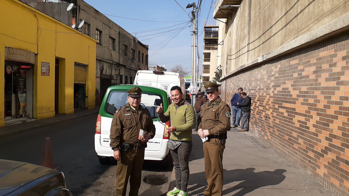 comisaria_21's tweet photo. #Estacióncentral Oficina Micc. 21° Comisaría @Carabdechile  Realiza campaña preventiva "CUIDA TUS COSAS", haciendo entrega de recomendaciones de seguridad a transeúntes en eje comercial Alameda #LaPrevencionEsNuestraEsencia  #OrdenyPatria https://t.co/hRTVWb3Sj4