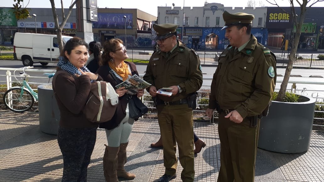 comisaria_21's tweet photo. #Estacióncentral Oficina Micc. 21° Comisaría @Carabdechile  Realiza campaña preventiva "CUIDA TUS COSAS", haciendo entrega de recomendaciones de seguridad a transeúntes en eje comercial Alameda #LaPrevencionEsNuestraEsencia  #OrdenyPatria https://t.co/hRTVWb3Sj4