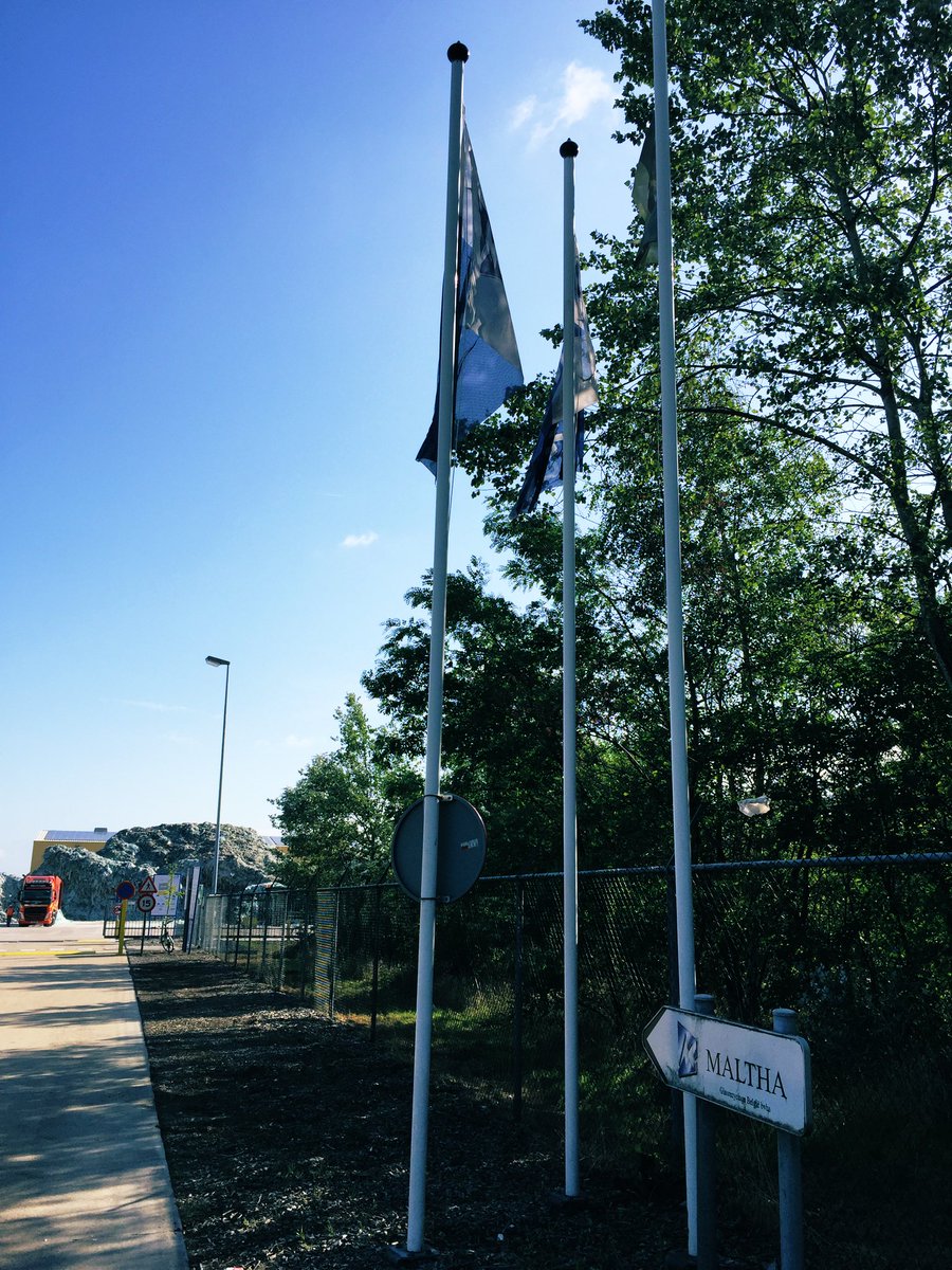 StanyVaes's tweet photo. #go4tour houdt halt bij #Maltha, dat jaarlijks 1 mio glasafval (hol &amp; vlak) recycleert tot nieuwe grondstoffen. In rechtopstaande wijnflessen zijn dit 4.500 voetbalvelden. Daarmee is Maltha 1 vd grootste Europeses glasrecycleurs. Maltha biedt tevens consultancy in innovatie aan. https://t.co/P2ua5QwIUY