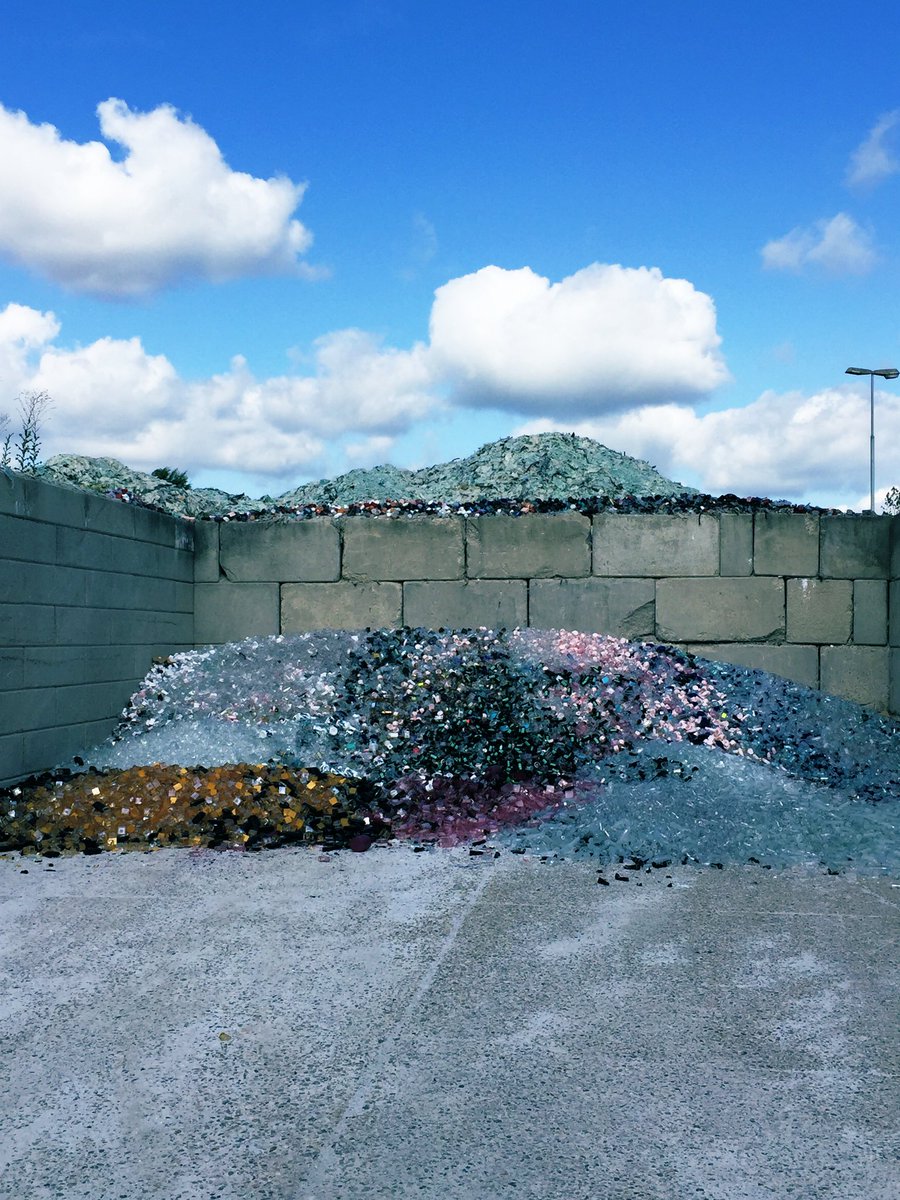 StanyVaes's tweet photo. #go4tour houdt halt bij #Maltha, dat jaarlijks 1 mio glasafval (hol &amp; vlak) recycleert tot nieuwe grondstoffen. In rechtopstaande wijnflessen zijn dit 4.500 voetbalvelden. Daarmee is Maltha 1 vd grootste Europeses glasrecycleurs. Maltha biedt tevens consultancy in innovatie aan. https://t.co/P2ua5QwIUY