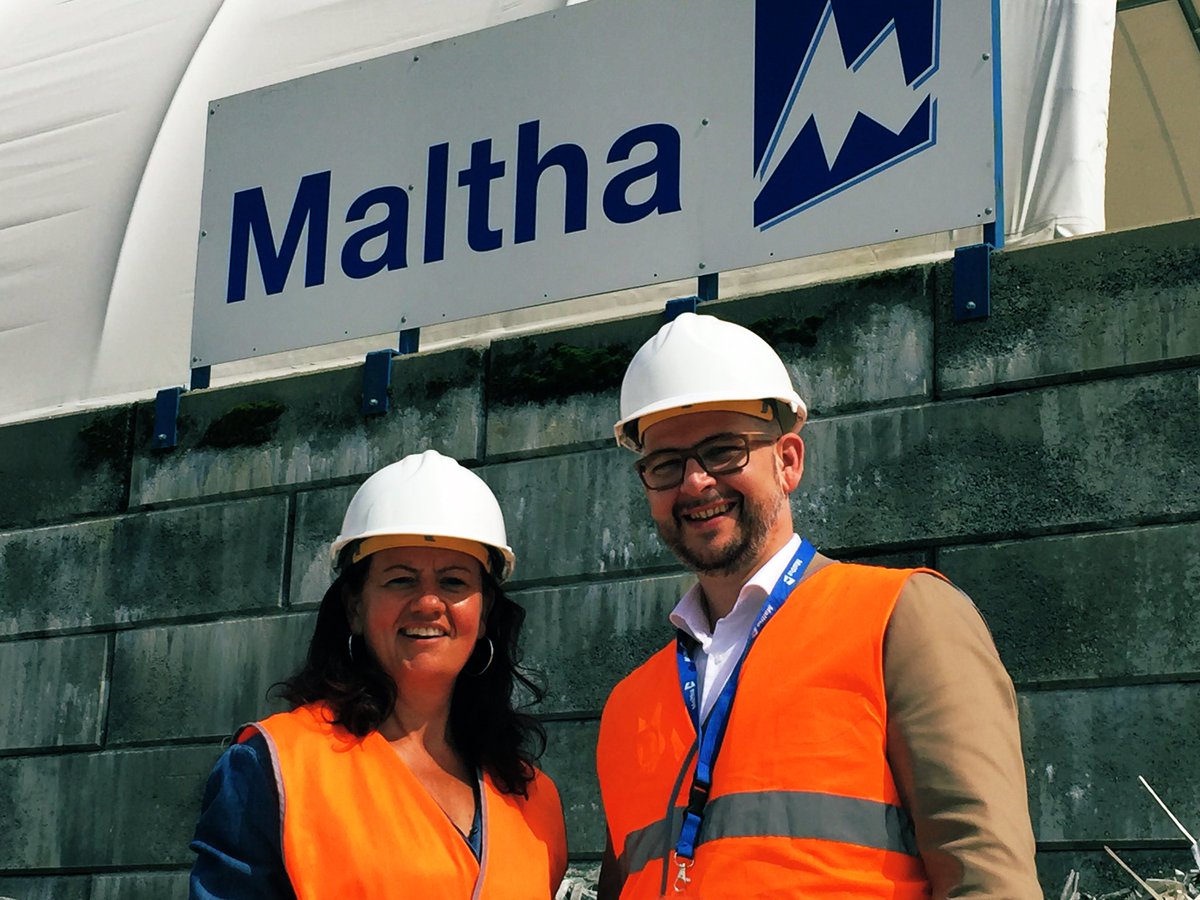 StanyVaes's tweet photo. #go4tour houdt halt bij #Maltha, dat jaarlijks 1 mio glasafval (hol &amp; vlak) recycleert tot nieuwe grondstoffen. In rechtopstaande wijnflessen zijn dit 4.500 voetbalvelden. Daarmee is Maltha 1 vd grootste Europeses glasrecycleurs. Maltha biedt tevens consultancy in innovatie aan. https://t.co/P2ua5QwIUY