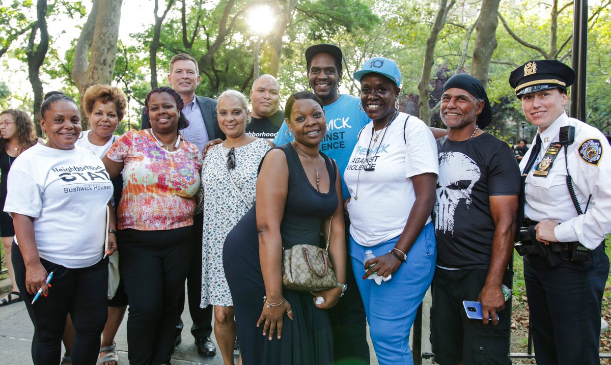 DavilaAssembly's tweet photo. Thank you to #PSA3 for another great National Night Out event in the heart of #BushwickProjects. A great way to build great relationships between our community and our police officers. #nationalnightout #nno #precincts #policeandcommunitytogether #policeandcommunity
@NYPDPSA3 https://t.co/9ZTtwkcqqh