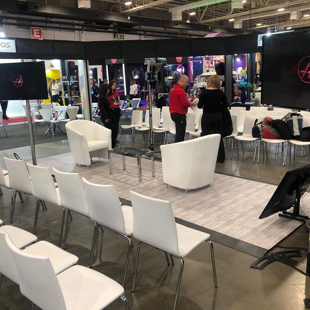 EverBlock's tweet photo. #EverBlockFlooring was designed for quick & simple snap installation & stores compactly when not in use. Instantly change the look of your exhibit space in minutes!
#everblock #eventfloor #tradeshowfloor #boothfloor #woodfloor #dancefloor #greyfloor #greywood #modularfloor https://t.co/h0LbZpm53l