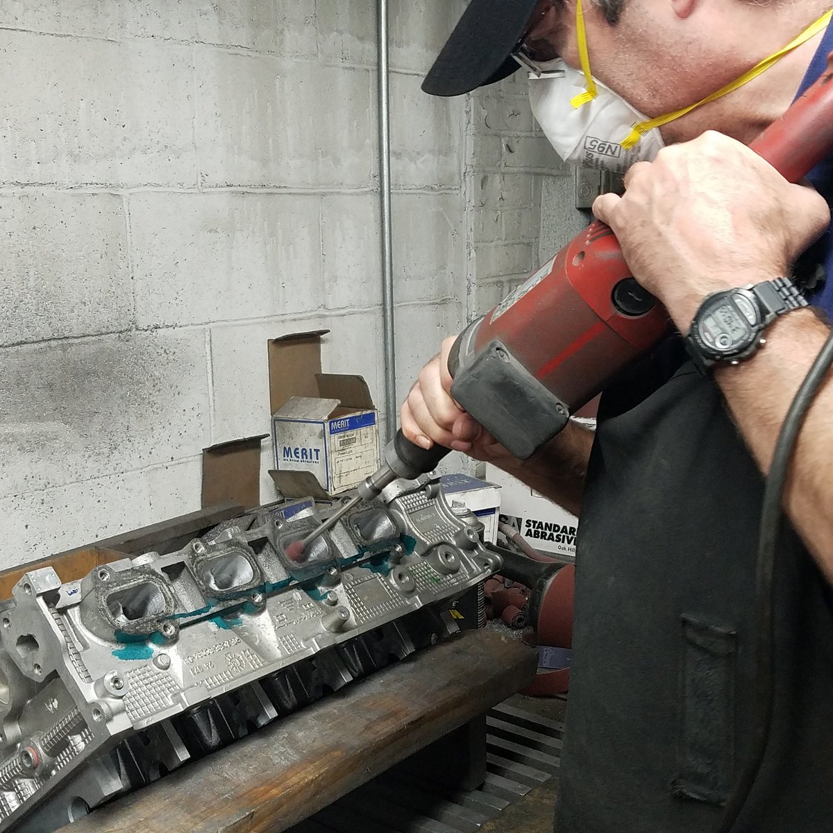 mvt4v's tweet photo. Porting a pair of heads for a 32 valve Ford 4.6L engine.

#porting #cylinderheads #32valve #ford #engine https://t.co/b4axlvgBiK