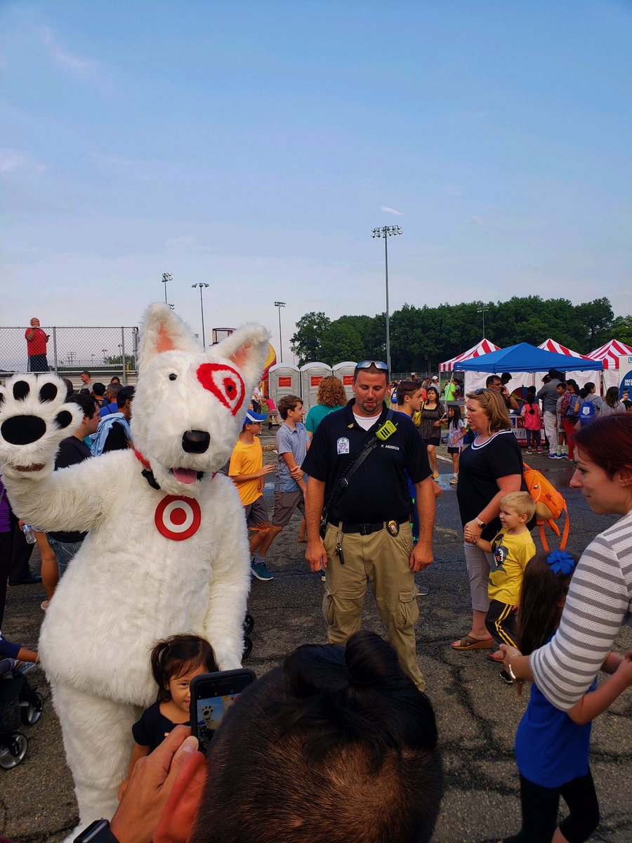 Caroline_Target's tweet photo. Bullseye takes on Parsippany National Night Out!!! #CommunityBased #3290Volunteer #Parsippany https://t.co/yQA0H7luYG