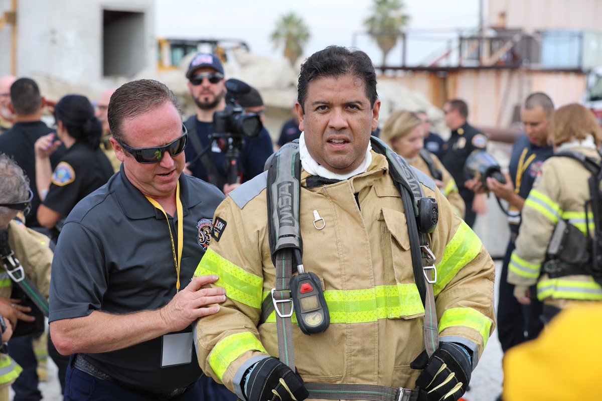 SBCOUNTYFIRE's tweet photo. Turnouts and the self-contained breathing apparatus are heavy and hot, but critical to the protection of Firefighters. Guests dons their Personal Protective Equipment before entering the burn box. #SBCoFireOps101 https://t.co/Ctmp0bKj09