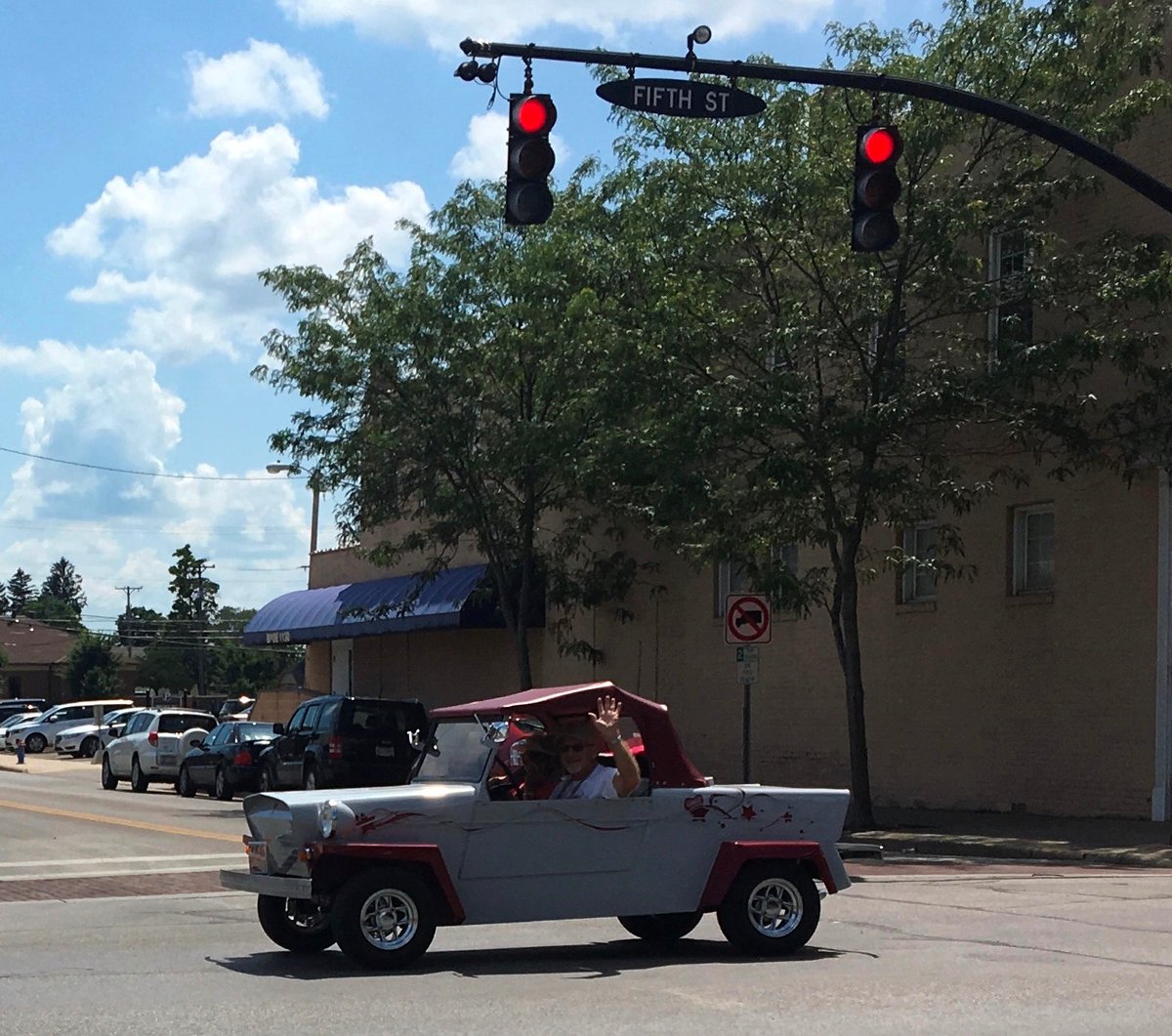 VisitTheBridges's tweet photo. Join us in welcoming the International King Midget Car Club Jamboree to Union County this weekend! They'll have their cars parked in various locations for folks to enjoy, including in @uptown43040 on Friday and Saturday afternoons! #wavetothem #kingmidget #vintage #cars https://t.co/HkYc6GWptZ