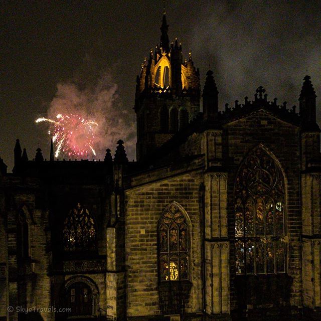 SkyeTravels's tweet image. My dorm room at the new @codepodhostels next to St Giles Cathedral has one hell of a view for the Edinburgh Fringe Festival! #EdinburghFringe2019 #CodePodHostels #seeyouincourt #VisitScotland #samsungs8photography ift.tt/2yNQHLe