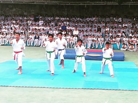 fedesantaelena's tweet photo. Exhibición de los deportes de Karate Do y Lucha Olímpica en la Unidad Educativa Santa María del Fiat 🤼‍♂️🥋 

#VAMOSPORTODO #ElDeporteNosUne🤝 #karatedo🥋 #lucha🤼‍♂️ #FEDESEACTIVO #ELDEPORTEENACCION 💪 @ Santuario Santa Maria del Fiat https://t.co/zZiz9LU8lv