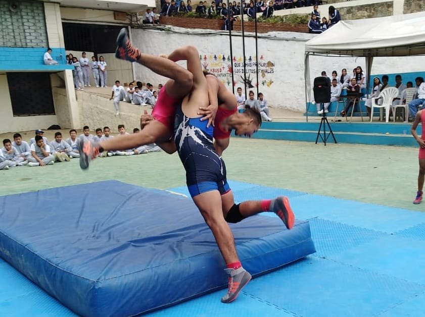 fedesantaelena's tweet photo. Exhibición de los deportes de Karate Do y Lucha Olímpica en la Unidad Educativa Santa María del Fiat 🤼‍♂️🥋 

#VAMOSPORTODO #ElDeporteNosUne🤝 #karatedo🥋 #lucha🤼‍♂️ #FEDESEACTIVO #ELDEPORTEENACCION 💪 @ Santuario Santa Maria del Fiat https://t.co/zZiz9LU8lv