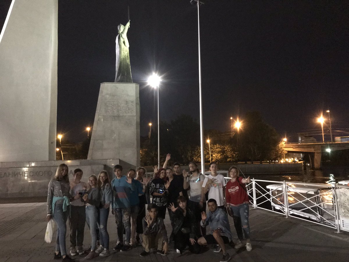 liderlife's tweet photo. #лидеркёниг гуляют по вечернему городу. https://t.co/Cb53ksnTO0