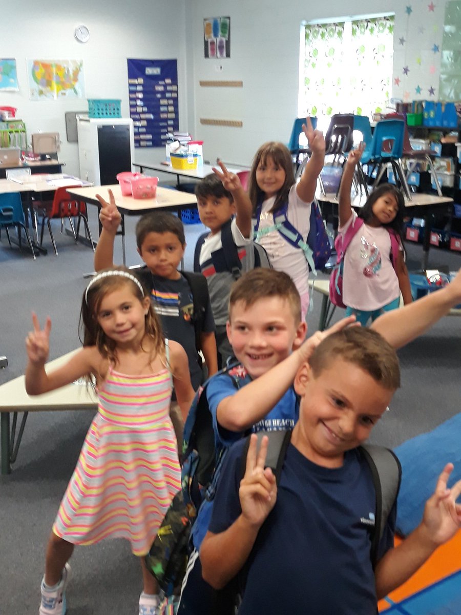 elacreales1's tweet image. #MAfirstday Sra. Reales and Sra. Ortega's first day of school was mega-super-extremely awesome! (That was their feedback at the end of the day). Love my second graders!