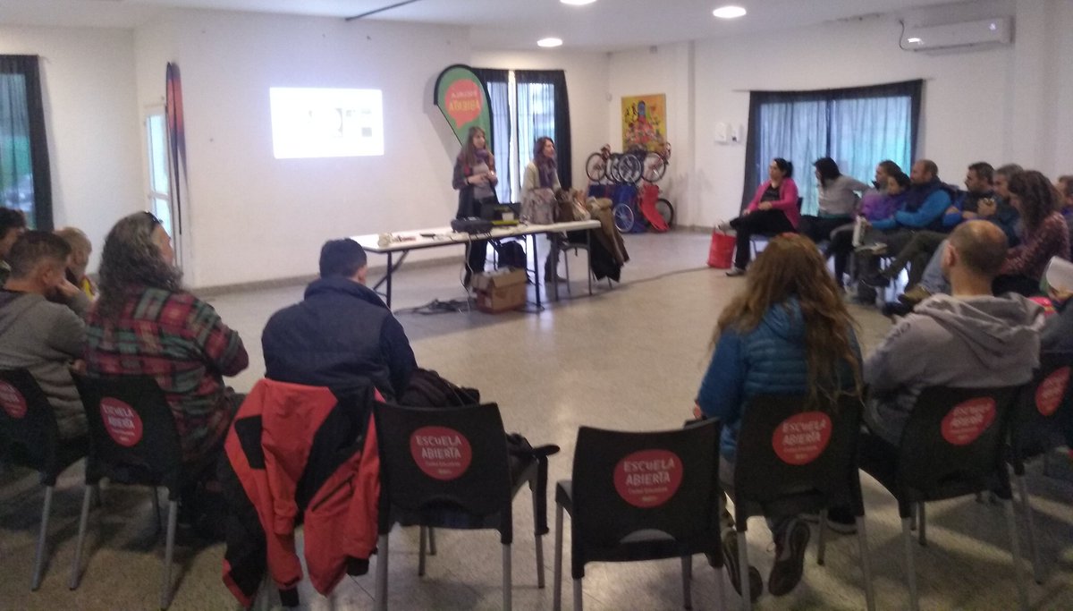 Encuentro de Capacitación a cargo del Equipo Técnico de #EscuelaAbierta en #ParquedelaCiudad.
Docentes del programa #CampamentosEscolares reflexionan sobre Inclusión y Vulneración de derechos.
#FormaciónContinua