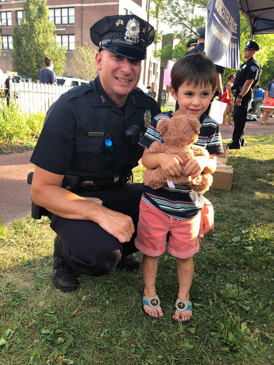 KateToomey's tweet photo. Yesterday at #NationalNightOut #WorcesterPD makes friends! https://t.co/in9uKn85xB