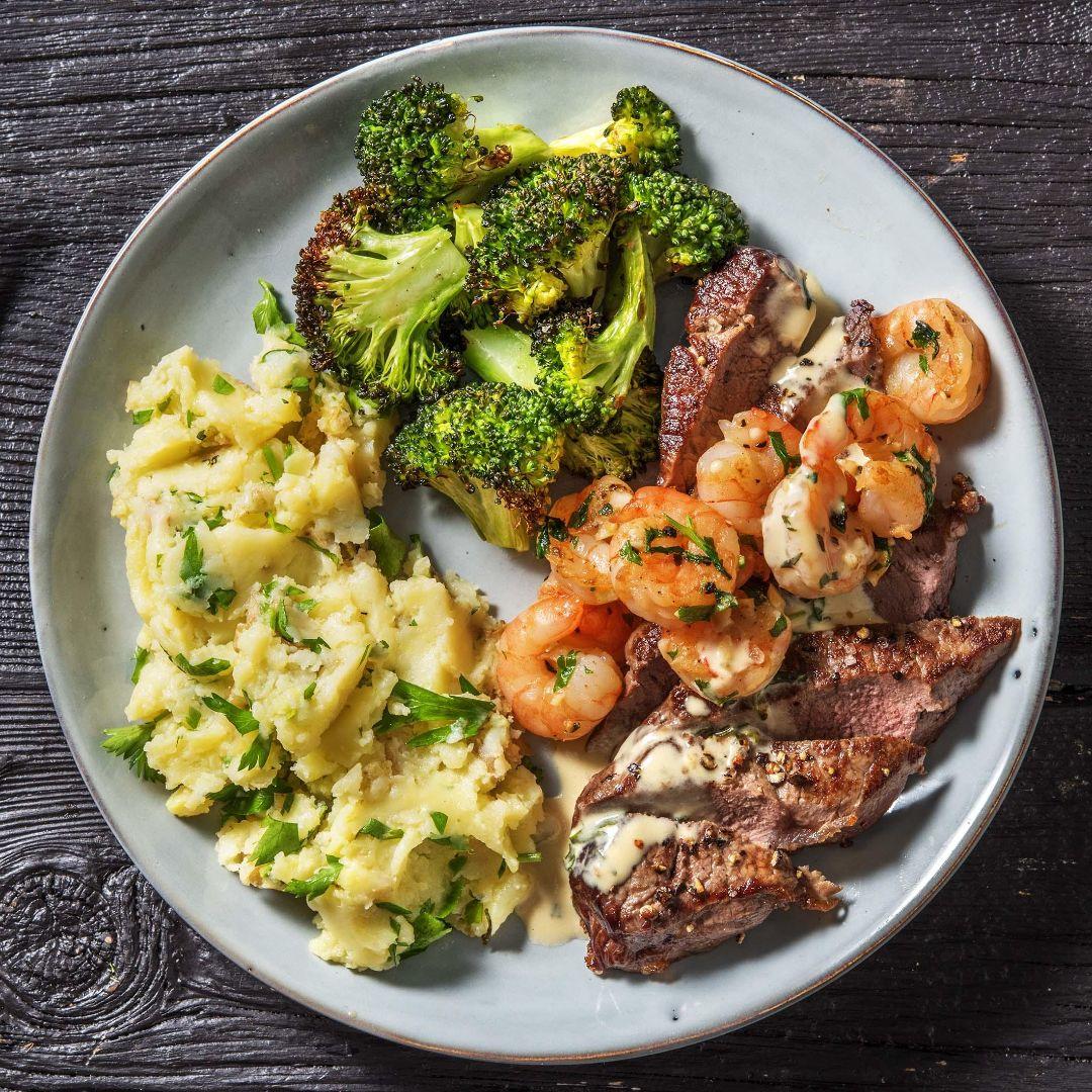 HelloFreshCA_fr's tweet photo. La semaine prochaine, gâtez-vous avec notre recette spéciale : un terre et mer classique! Un steak poêlé, une purée de pommes de terre onctueuse et des crevettes à l’ail nappées d’une sauce crémeuse à l’estragon et à la Dijon composent un repas réconfortant! https://t.co/25eXjAacYs