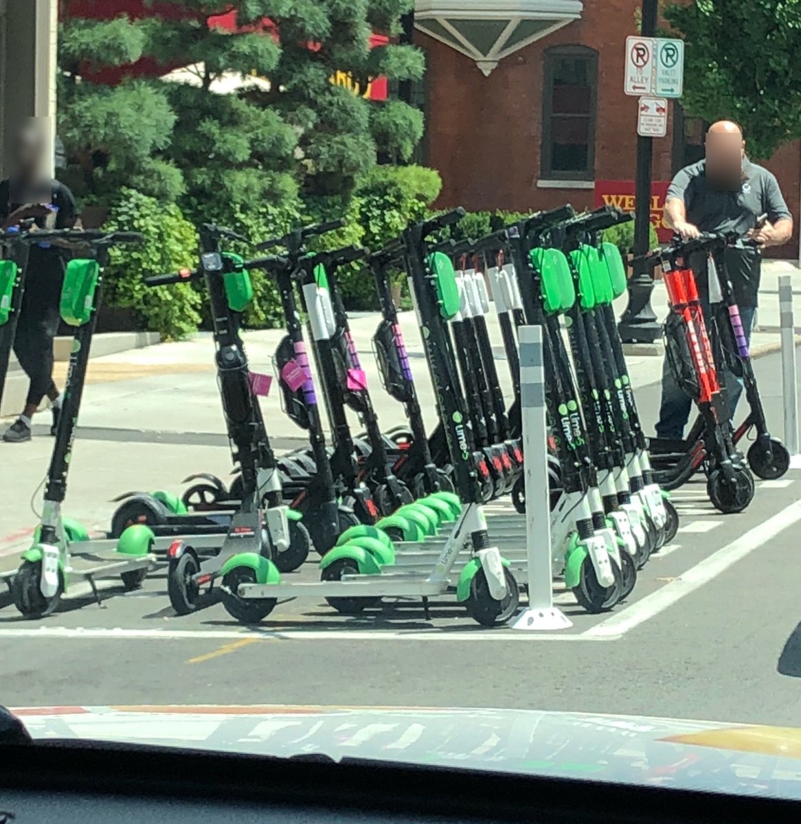 WSMV's tweet photo. Well would you look at that! 
#NashvilleScooters all in a row - Riders using #ScooterParking as they should! 
#Nashville #TNNews #DocklessScooters #Scooters #BirdScooters #LyftScooters #LimeScooters #JumpScooters https://t.co/wFNY0Jp9Iy