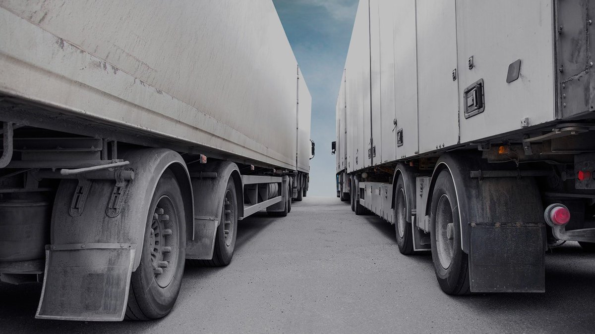 TransporteNews's tweet photo. 💪🚛🚛🚛🇵🇹 El Gobierno portugués ha declarado de forma preventiva el estado de emergencia energética ante la nueva #huelga de #transportistas de mercancías peligrosas convocada a partir del próximo lunes. | @LaVanguardia #ANTRAM #SNMMP  #ANMMP #grave https://t.co/6vbnbEmoeE https://t.co/pK3cJEn8eQ