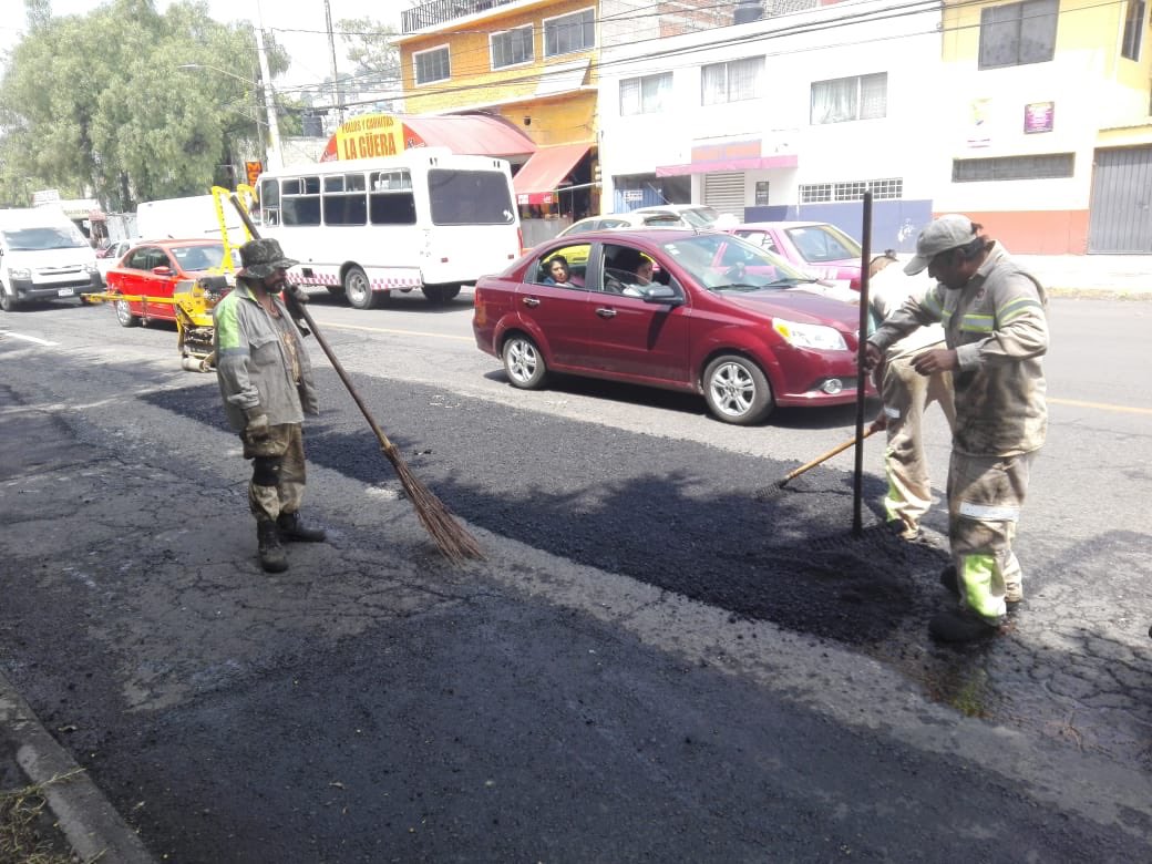 TuAlcaldiaGAM's tweet photo. Estuvimos en Av. Chalma La Villa de la colonia Zona Escolar realizando trabajos de bacheo. Por una alcaldía #SinBaches. 🚜🚧 https://t.co/3jBI4EuNRN