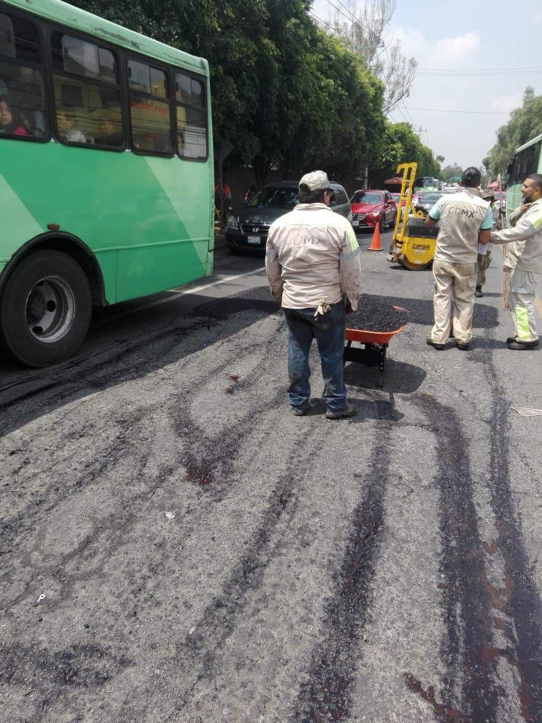 TuAlcaldiaGAM's tweet photo. Estuvimos en Av. Chalma La Villa de la colonia Zona Escolar realizando trabajos de bacheo. Por una alcaldía #SinBaches. 🚜🚧 https://t.co/3jBI4EuNRN