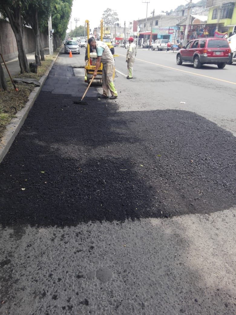 TuAlcaldiaGAM's tweet photo. Estuvimos en Av. Chalma La Villa de la colonia Zona Escolar realizando trabajos de bacheo. Por una alcaldía #SinBaches. 🚜🚧 https://t.co/3jBI4EuNRN