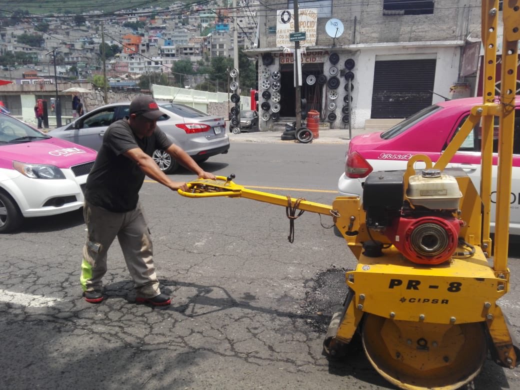 TuAlcaldiaGAM's tweet photo. Estuvimos en Av. Chalma La Villa de la colonia Zona Escolar realizando trabajos de bacheo. Por una alcaldía #SinBaches. 🚜🚧 https://t.co/3jBI4EuNRN
