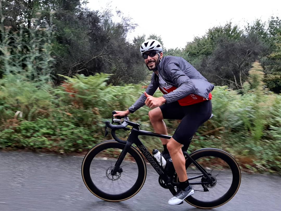 VicenteHdezC's tweet photo. El verano está teniendo un lapsus en Galicia 😅. Seguimos acumulando trabajo en lo que permite la rodilla. 🏊🚴🏋

📷 @cdsunn00

#Triathlon #VengeDisc 

@PowerGym_Nutrit
@Specialized_ESP
@tenerife2030
@DeporteLagunero
@on_running
@orcasportswear
@PhilippusThuban https://t.co/DohiLnDggz