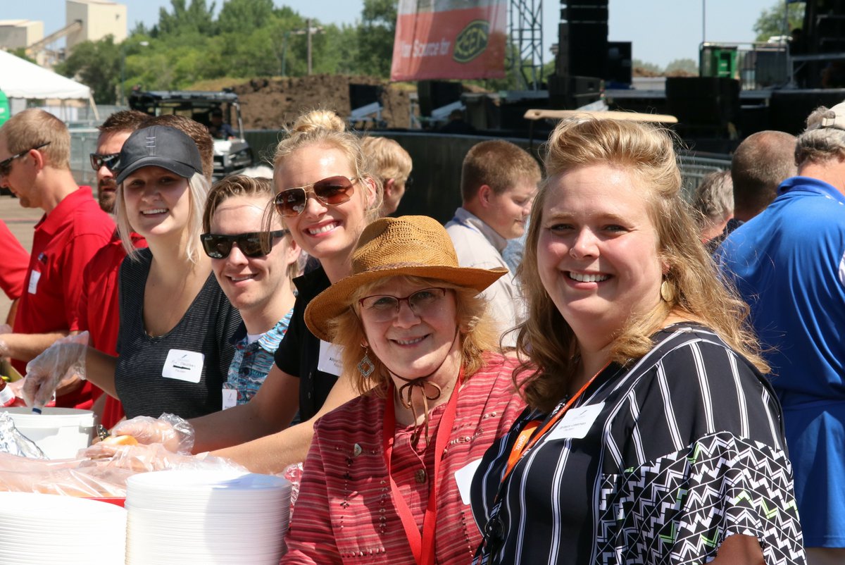 PaulsenAg's tweet photo. Every year, a team from Paulsen serves lunch on Ag Appreciation Day @SiouxEmpireFair -- and it was a great day to show some love for farmers and the ag industry. #LeadingAg #Farming #Agriculture https://t.co/lck9BRqaXp