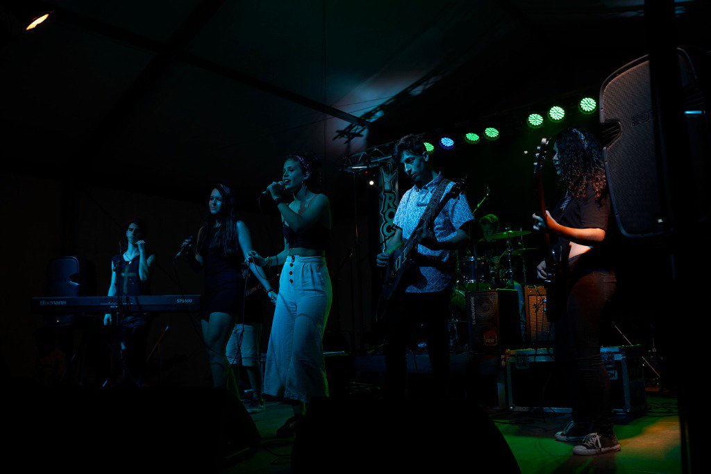 RockCampES's tweet photo. La esperada #MiddleJam del turno #RockCamp115 no ha defraudado y ha sido ⚡️GENIAL ⚡️ Ha sido increíble poder subirse al escenario con nuestras bandas y disfrutar de la música en directo ¡El esfuerzo ha merecido la pena! 🤟 https://t.co/9A3W81TZz3