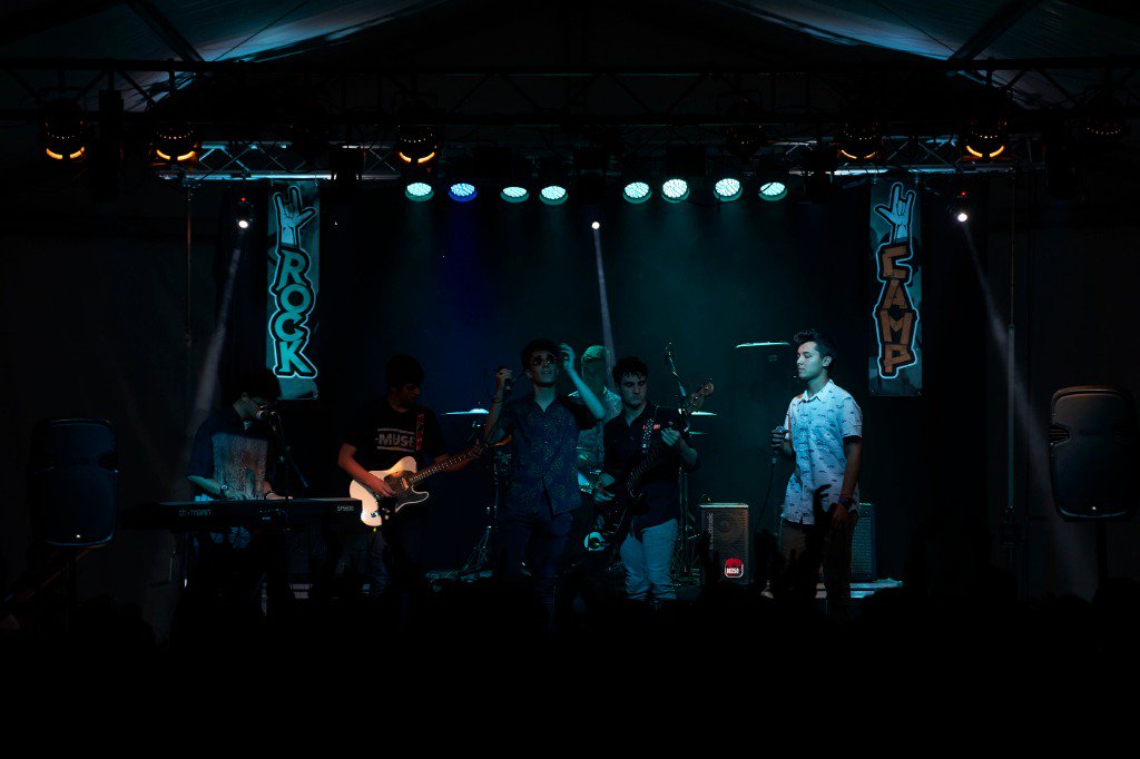RockCampES's tweet photo. La esperada #MiddleJam del turno #RockCamp115 no ha defraudado y ha sido ⚡️GENIAL ⚡️ Ha sido increíble poder subirse al escenario con nuestras bandas y disfrutar de la música en directo ¡El esfuerzo ha merecido la pena! 🤟 https://t.co/9A3W81TZz3