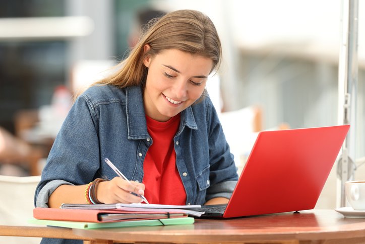 “A C-student who can manage his own academic life has a better chance of succeeding in college than an A- or B-student who depends on parental oversight.” ow.ly/FSJg50vpjVz #collegebound #hscchat #Classof2020