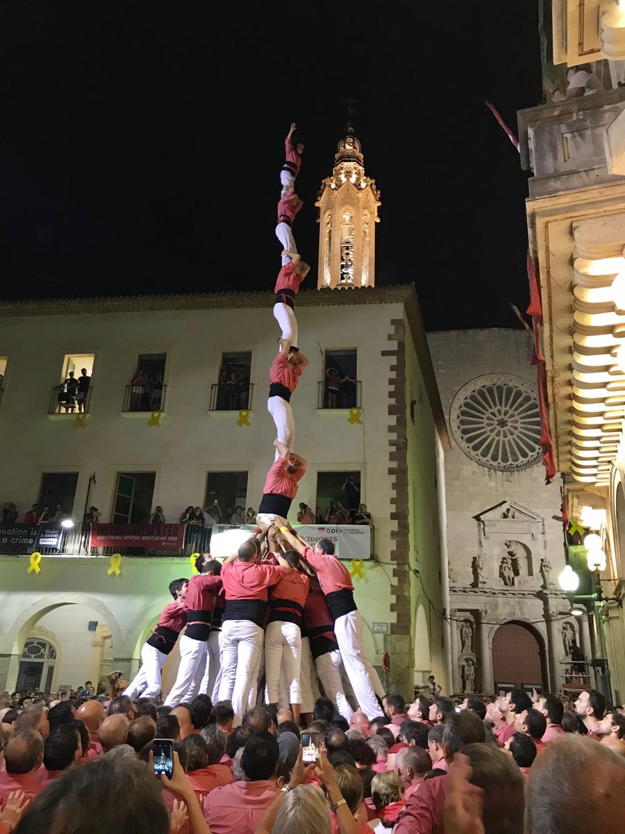 collavella's tweet image. I per acabar la gran Diada de la Firagost descarreguem el pilar de 7 amb folre!!
#ADNCollavella 
#castellers