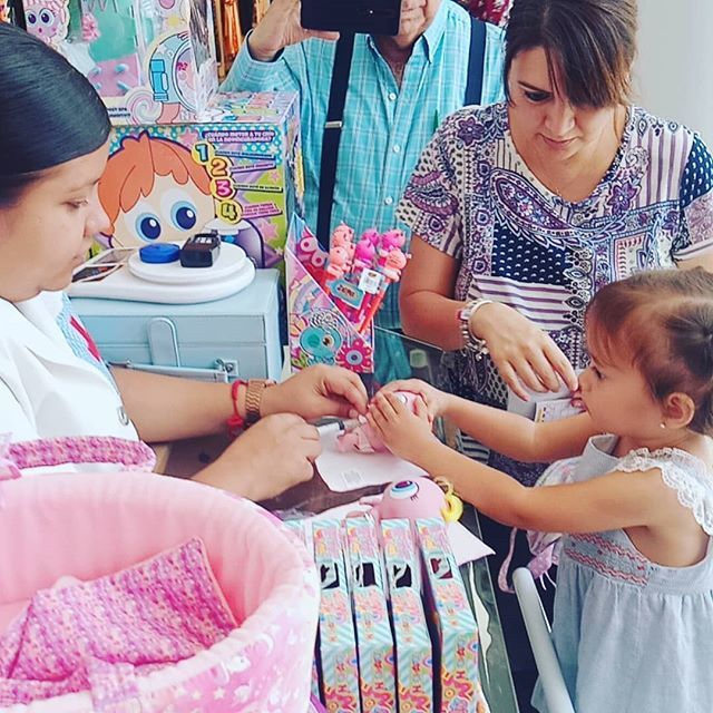 ericris_info's tweet photo. Lo mejor que puede hacer una #mama cuando vacuanan a su #bebes es taparles los #ojitos de #casimeritos #viajeros https://t.co/nvIMzDgDJz