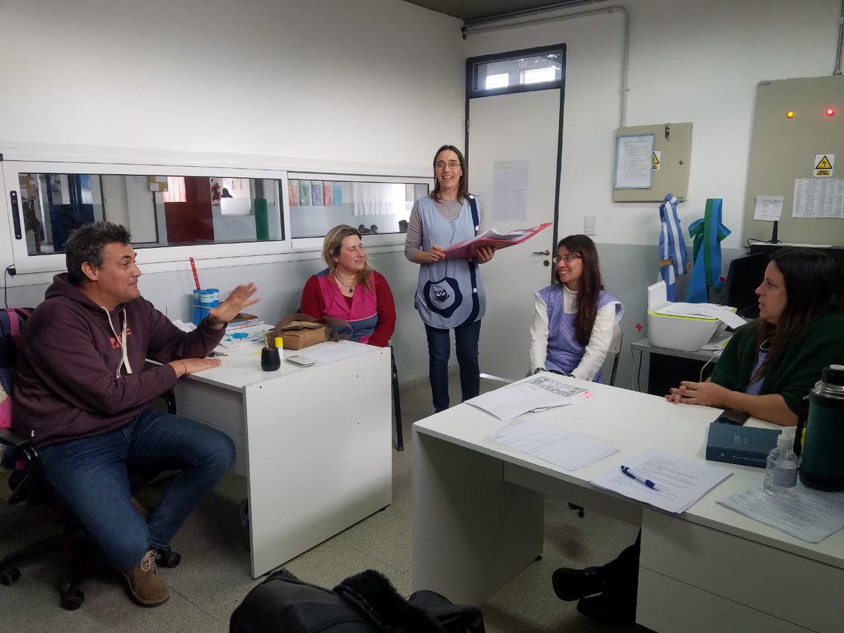 DEIBuenosAires's tweet photo. En el día de hoy, con la presencia del Director del Nivel, @MarcosRosenfeld y la Subdirectora, @silandeluca se llevó adelante un #abcDocentes en el Jardín de Infantes N° 989, en el partido de #LaPlata. Gracias por garantizar aprendizajes plenos en los niños. https://t.co/ABppYASPT8