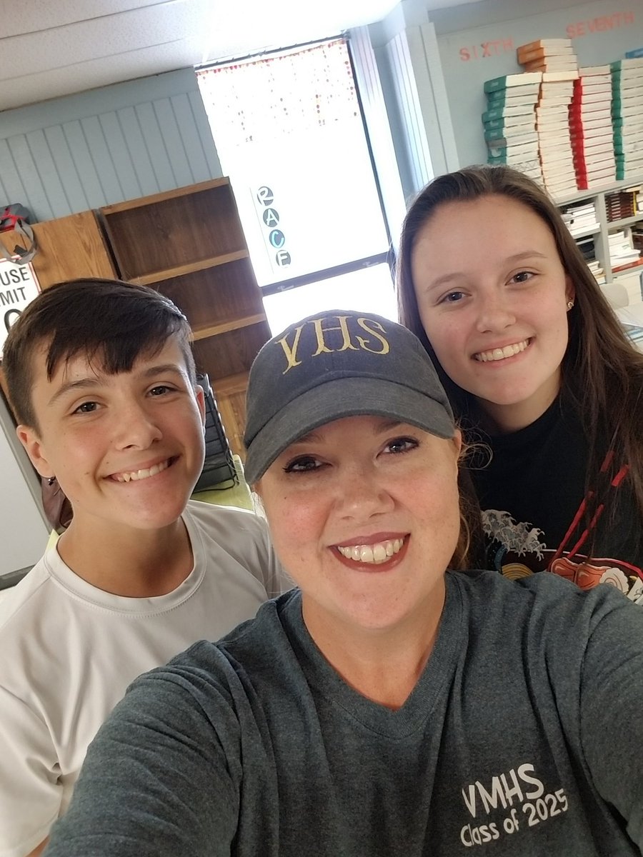 EnglishDivaVMHS's tweet photo. Back to school stress is always alleviated when I get visits from students and former students. Ready to start year 7 at VMHS...Down where southern skies are brightest!! #jacketracket #betheone #vincentstrong #onceajacketalwaysajacket 🖤🐝💛🐝🖤🐝💛 https://t.co/0mqDYJFsBE