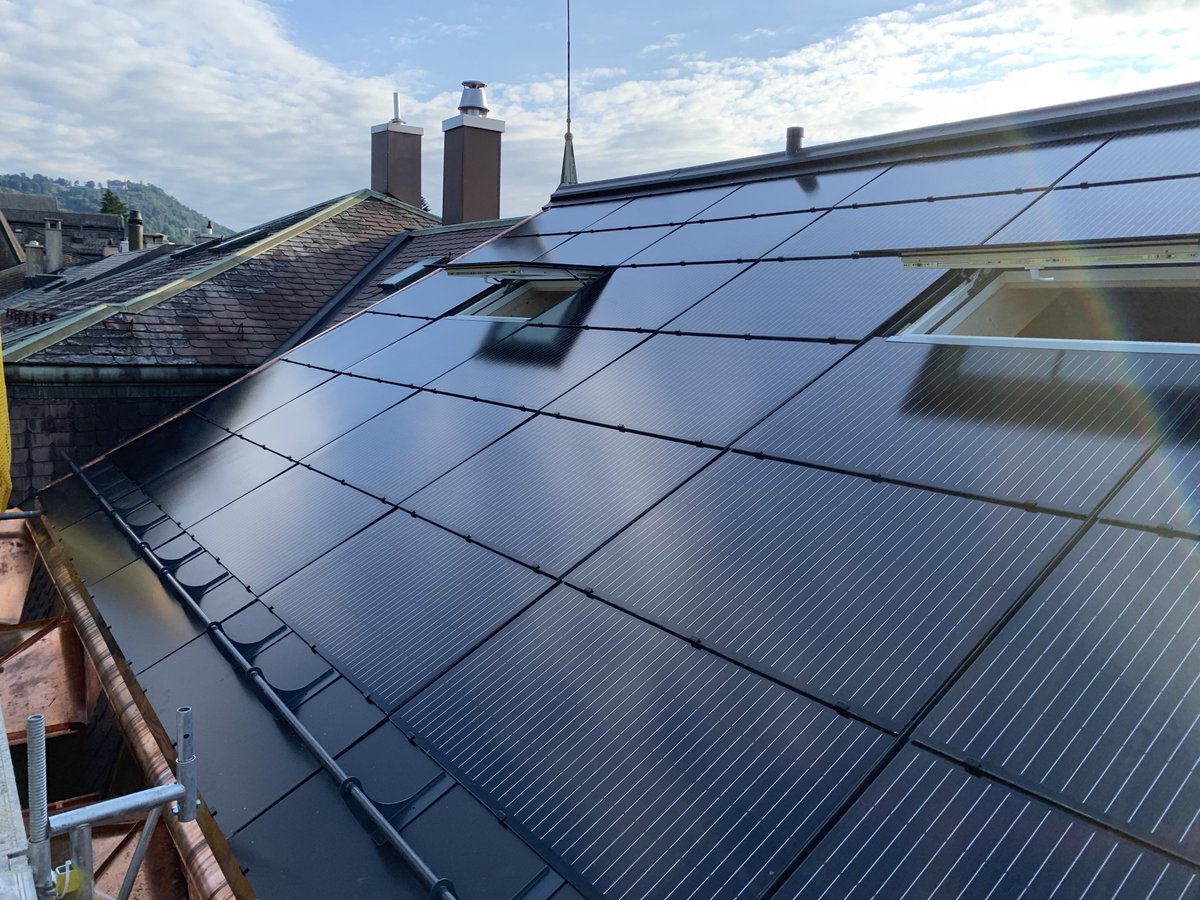 #3Ssolarplus mit #wenger_dachfenster von der <a href="/e_wende_ch/">e-wende.ch</a> mit der #selbstbaugruppe gebaut. #energiewendegenossenschaft #kostal #plenticore #wirbauendieenergiewende #photovoltaik #pva #indach