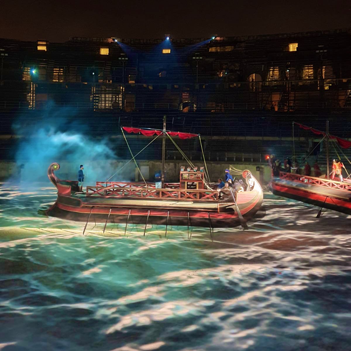 ArenesdeNimes's tweet photo. #live | Les #ArenesdeNimes sont envahies par les eaux 😱

« #LesNuitsdeNemaus » le nouveau spectacle épique des va vous plonger quelques siècles en arrière, au cœur de l’histoire de la construction de @nimes ! 🗡

📆 Les 8, 9, 12 et 13 août 2019
https://t.co/yROTDV9Zp7 https://t.co/mgOSCMie6a