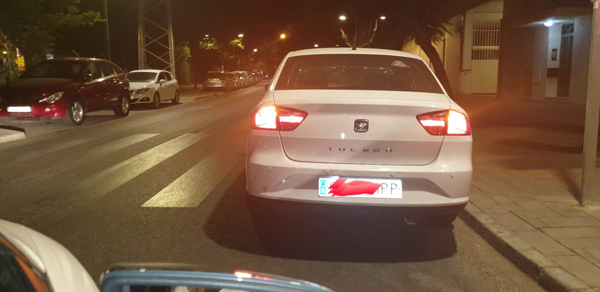 carmenfigo's tweet photo. @malaga Teatinos se está convirtiendo en una ciudad sinLEY. Esta foto en concreto es de calle Eolo esquina con demóstenes, donde paran los coches en doble fila, justo en la esquina de un cruce y encima de pasos de peatones. Si les dices algo encima se encaran contigo. De vergüenz https://t.co/gkI6HXlpv4