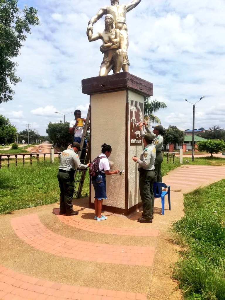 PoliciaGuaviare's tweet photo. Comprometidos con la recuperación de los sitios emblematicos del #Guaviare nuestros policías de turismo y el grupo juvenil guardianes realizaron jornada de embellecimiento al monumento #ElColono. @PoliciaColombia @ProteccionPonal https://t.co/ushTgP4yTY