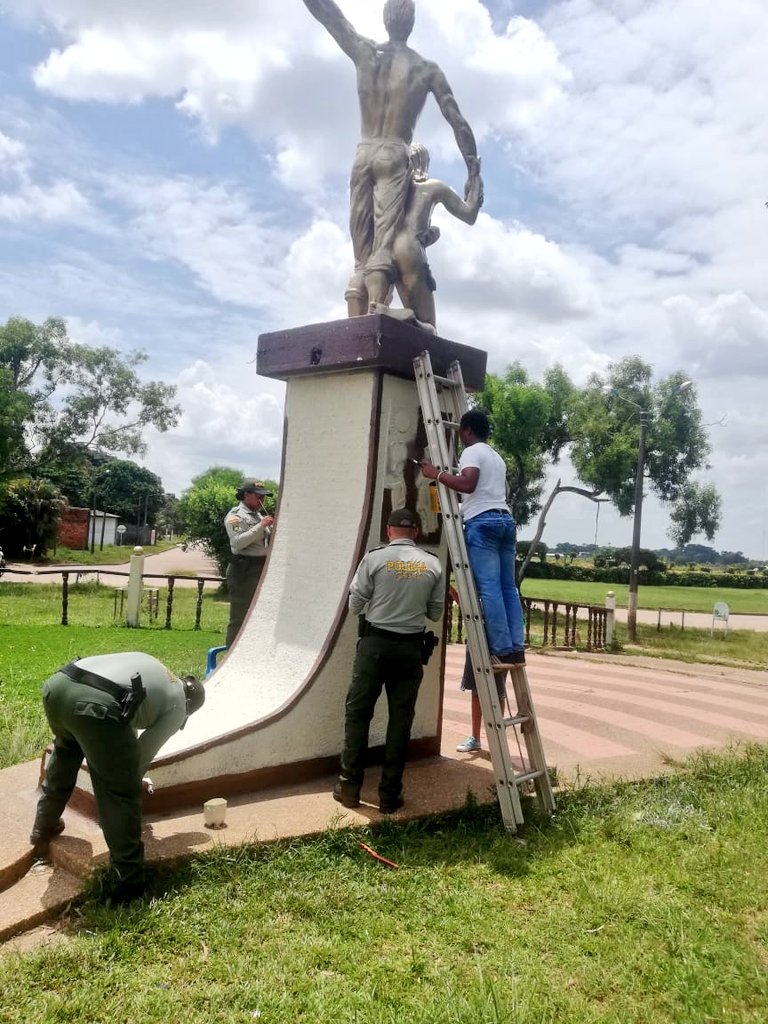 PoliciaGuaviare's tweet photo. Comprometidos con la recuperación de los sitios emblematicos del #Guaviare nuestros policías de turismo y el grupo juvenil guardianes realizaron jornada de embellecimiento al monumento #ElColono. @PoliciaColombia @ProteccionPonal https://t.co/ushTgP4yTY
