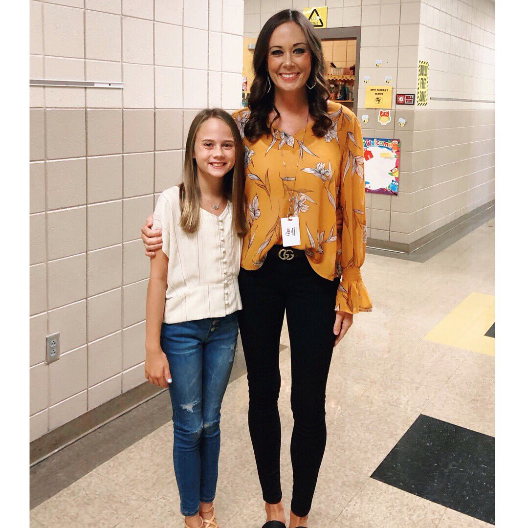BrandieMobbs's tweet image. First year having my littlest in the building with me. . .🖤🐝💛 #GoBigO #firstdaybestday @mobbsj