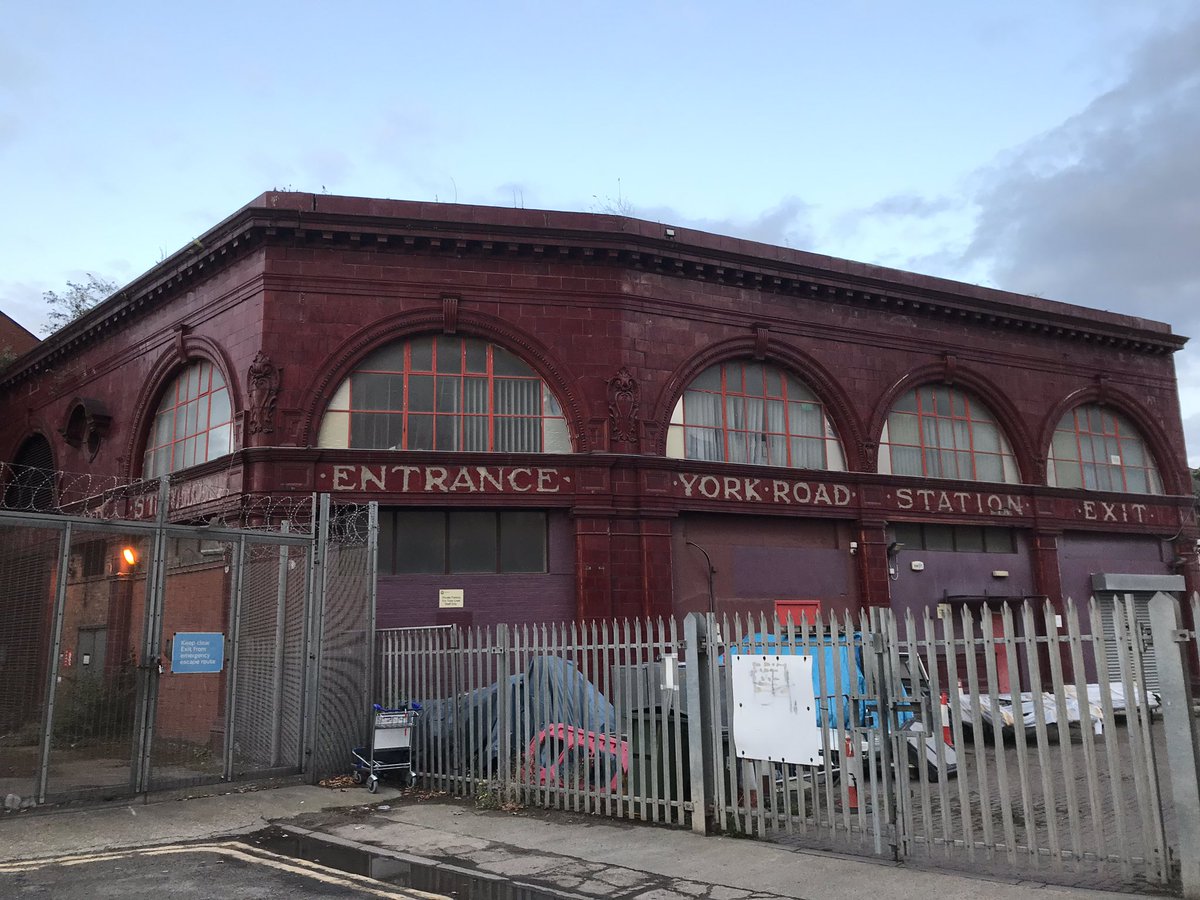 jscott110's tweet photo. Old York Road tube station Kings Cross. Opened in 1906. Closed in 1932. Old facade still remains -  ruby-red glazed tiling. One of original stations on Great Northern, Piccadilly and Brompton Railway. Maybe time for @TfL to reopen it? #ghoststations #lesliegreen https://t.co/23u9SJ4pKr