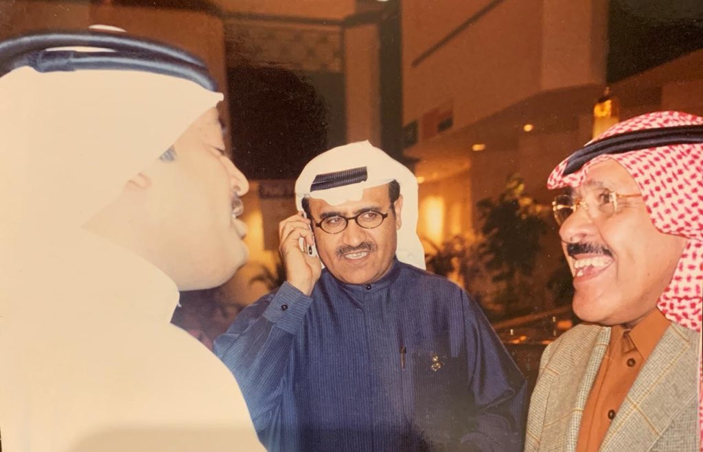 علاقتي مع الامير عبدالرحمن بن سعود "يرحمه الله " امتدت من 1989 حتى وفاته يرحمه الله في 29 يوليو 2004 وشهدت كثيرا من التقلبات كان في قمتها صدام اعلامي في 2001 ولكن ولله الحمد كانت هذة اخر صورة لنا بعد تلك الأزمة ، انتهى كل شيء بابتسامة من ابوخالد ، الله يرحمه ❤️ #صور_وليد_الفراج