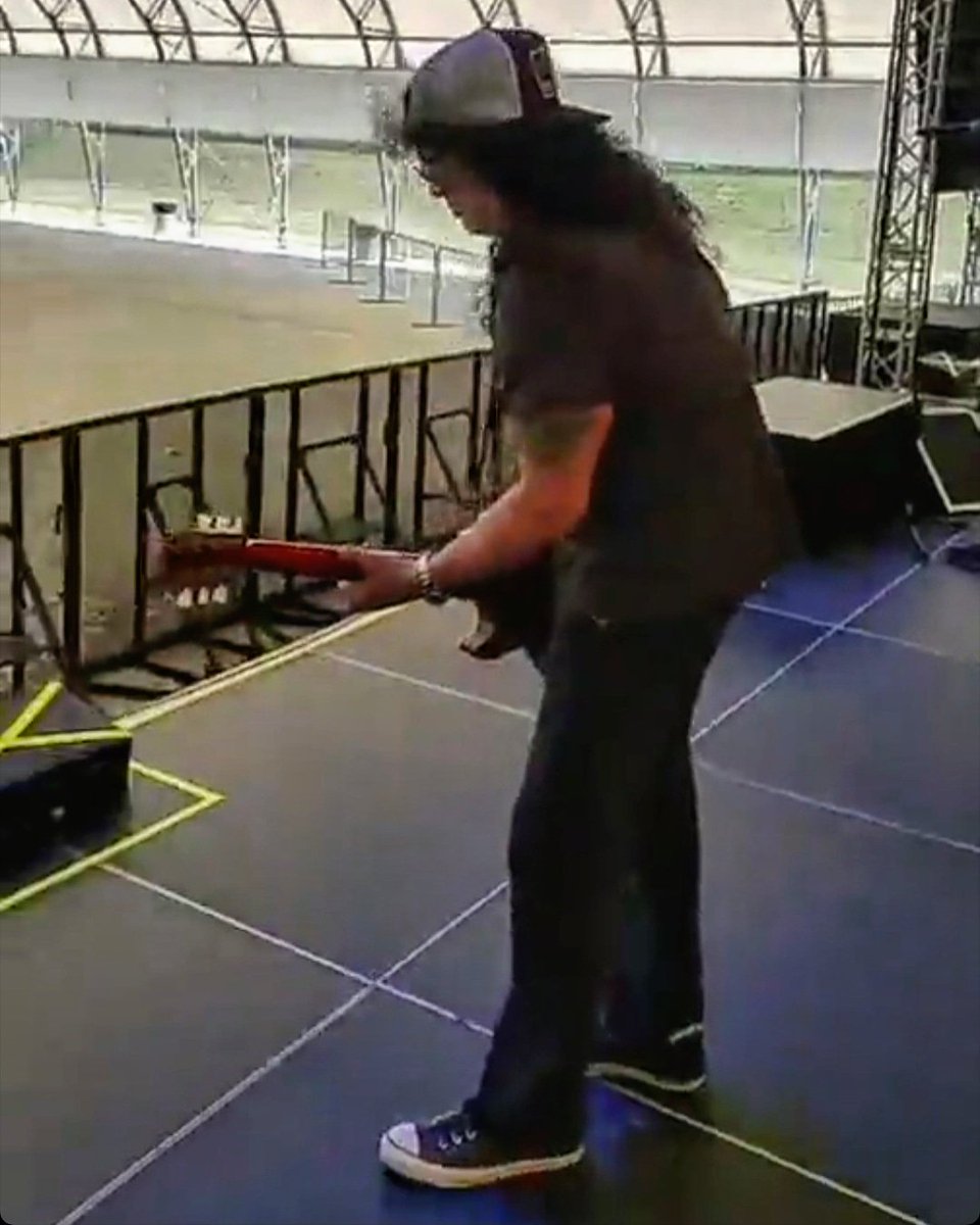 addict_slash's tweet photo. Soundcheck tonight gig #fortwayne 🇺🇲 @SweetPavilion #performancepavilion #livingthedream tour 2019 @slash feat @myleskennedy and #TheConspirators @Gaalbladderass @franksidoris @todddammitkerns #BrentFitz #toddKerns #frankSidoris #MylesKennedy #Slash #smkc 📷 thx Meegan https://t.co/kpmjZlNiYR