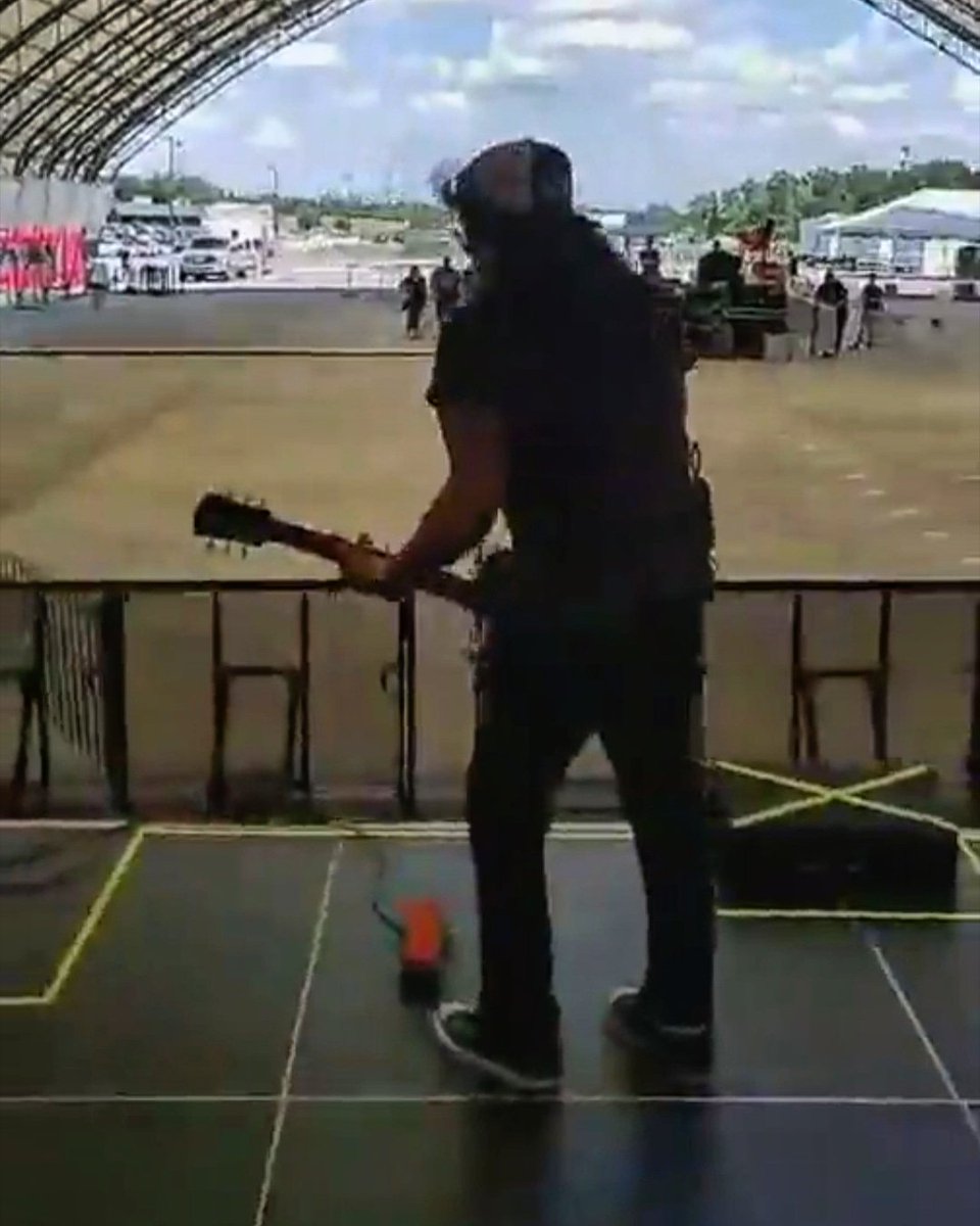 addict_slash's tweet photo. Soundcheck tonight gig #fortwayne 🇺🇲 @SweetPavilion #performancepavilion #livingthedream tour 2019 @slash feat @myleskennedy and #TheConspirators @Gaalbladderass @franksidoris @todddammitkerns #BrentFitz #toddKerns #frankSidoris #MylesKennedy #Slash #smkc 📷 thx Meegan https://t.co/kpmjZlNiYR