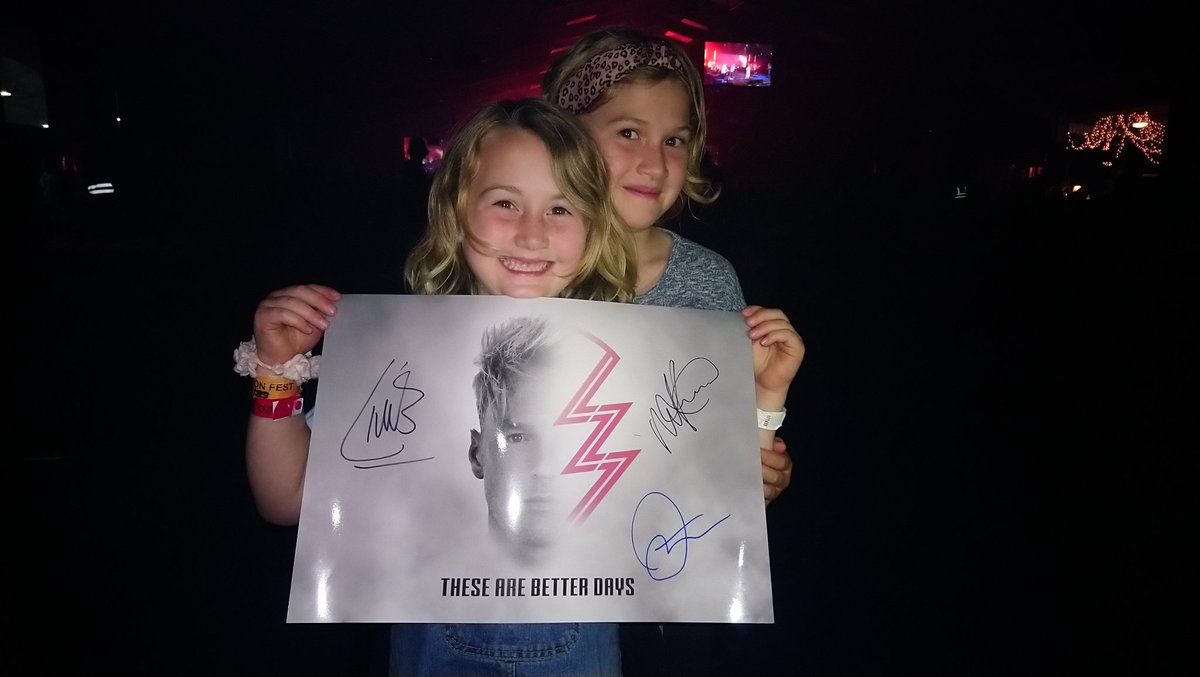 _L0CKY's tweet photo. Girls happy they got to meet the awesome @LZ7Official. https://t.co/2uNnsPTecu