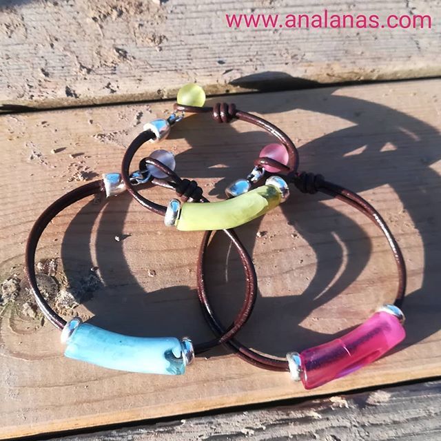 ana_lanas's tweet photo. Cuero y resinas para darle color al verano 🏖
.
.
#artesania #hechoamano #hechoamanoconamor #cuero #resina #color #colores #pulsera #verano #verano2019 #summer #summertime #lookverano #ponteguapa #pulseras https://t.co/bMKeeVdz5R https://t.co/dEK3InYMxQ