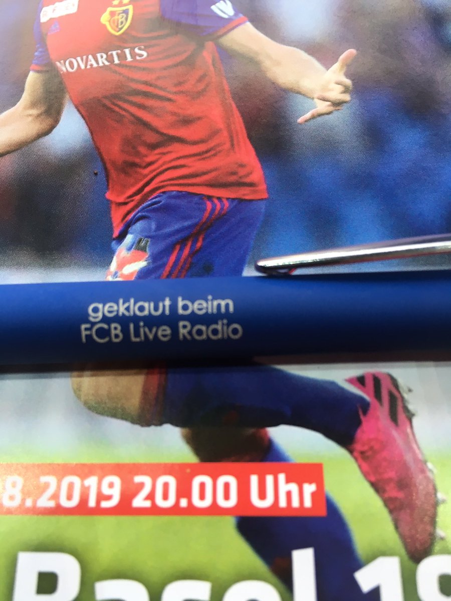 Sky_RolandS's tweet photo. Einen Kuli und drei Punkte beim @FCBasel1893 geklaut. Läuft beim @LASK_Official! Gratuliere zum Auswärtssieg! #fcbask #ask #uclq3 https://t.co/QPctbsScv7