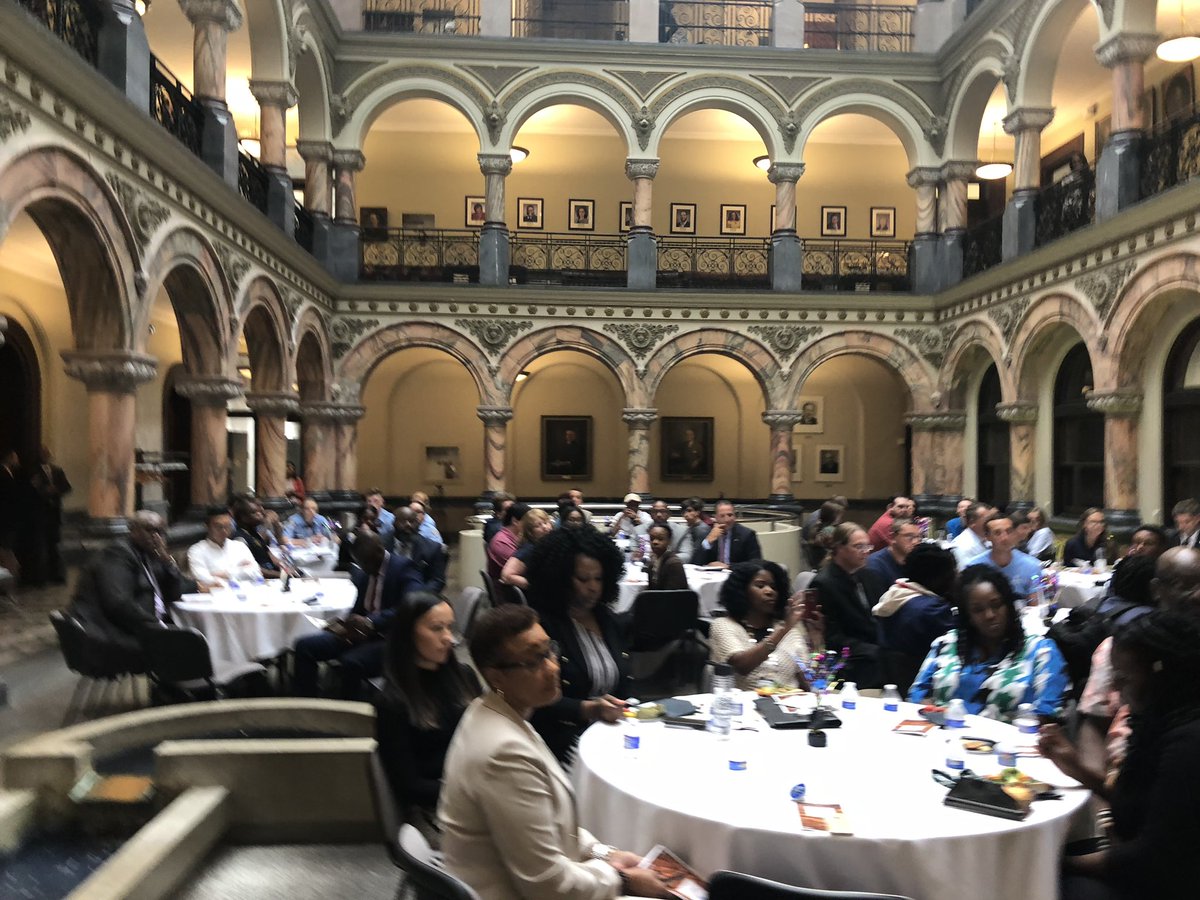WLightfoot4U's tweet photo. Congrats to the Urban Fellows for their service to our city ! 👍🏽 https://t.co/ZDldb2xymk